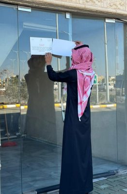 بلدية طريف تغلق موقع وتنذر المستثمرين المتعثرين خلال جولاتها على المواقع الاستثمارية