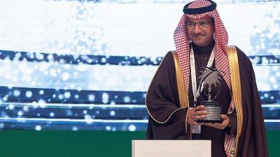 نائب وزير الموارد البشرية يتسلَّم جائزة الملك عبدالعزيز للجودة “المستوى الفضي”