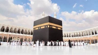 وسط منظومة خدمية متكاملة.. أكثر من نصف مليون مصلّ يؤدون الجمعة بالحرم المكي