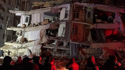زلزال بقوة 7.4 درجة يضرب جنوبي تركيا