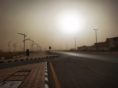 بالصور .. موجة غبار تجتاح محافظة طريف تؤدي لتدني الرؤية