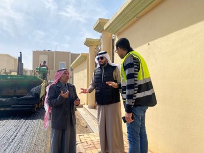 بالصور .. “الوردة ” يقف ميدانياً على السفلتة في حي “الورود” وأعمال تعديل منسوب شارع في حي “الروابي”