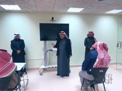 مدير مكتب التعليم بطريف يتفقد سير الاختبار التحريري للمتقدمين لوكالة مدرسة