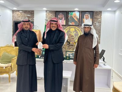 محافظ طريف يكرم مدير مركز السكر بالقطاع الصحي بطريف