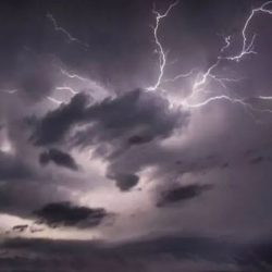 “الأرصاد”: أمطارٌ رعدية من متوسطة إلى غزيرة تؤدي إلى جريان السيول وتساقط البَرَد على معظم المناطق