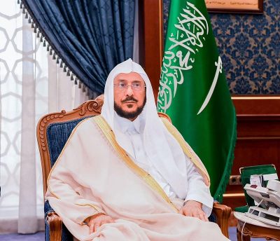 “آل الشيخ”  يوجّه باعتماد المدة بين الأذان والإقامة لصلاتَي الفجر والعشاء في شهر رمضان