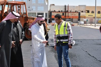 بالصور .. “الوردة” يقف ميدانيا على أعمال السفلتة في طريق ” عمر بن الخطاب “