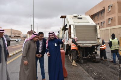 بالصور .. “الوردة” يقف ميدانيا على أعمال السفلتة وتصريف مياه الامطار بطريف