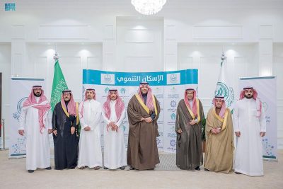 سموُّ الأميرِ فيصل بن خالد بن سلطان يسلِّم مفاتيحَ وحدات الإسكان التنموي في الحدود الشمالية