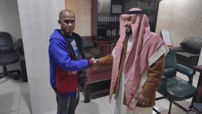 بالصور .. الدعوة والإرشاد بطريف تعلن اسلام فلبيني وعاملة أوغندية