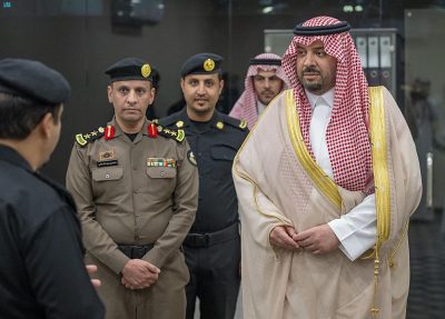 سمو الأمير فيصل بن خالد بن سلطان يتفقد مركز القيادة والتحكم في المنطقة
