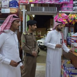 بالصور .. بلدية طريف تنهي تركيب المجسمات في الميادين احتفالا بالعيد