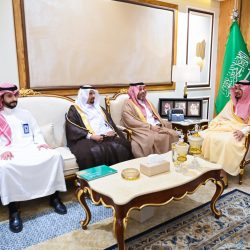 بالصور .. بلدية طريف تشرع بفتح تقاطعات في المحافظة بعد اغلاقها لأكثر من عام