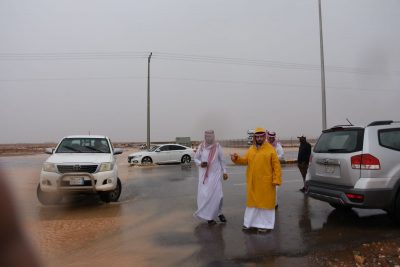 بالصور .. الوردة يقف ميدانيا على اعمال فرق الطوارئ بالبلدية لتصريف مياه الامطار