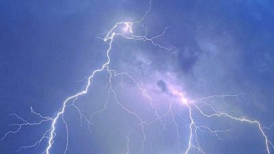 “الأرصاد”: أمطارٌ رعدية وجريانُ سيولٍ وزخاتٌ من البَرَد ورياحٌ مُثيرة للأتربة تحدُّ من مدى الرؤية على “9” مناطق بينهم الشمالية