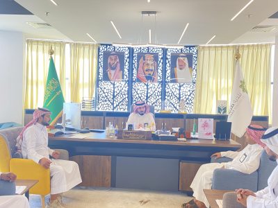 رئيس بلدية طريف يعقد اجتماعاً مع مديري الإدارات الخدمية بالبلدية