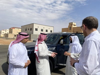 رئيس بلدية طريف يقف ميدانياً على أعمال السفلتة في حي  “سلطانة”