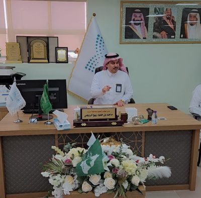 بالصور.. “الرويلي” يكرم الفائزين في مسابقة “تصميم أجمل فيديو في اللغة الإنجليزية” لليوم الوطني ٩٣