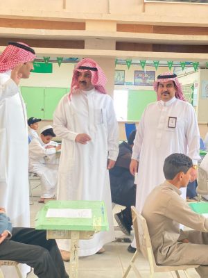 بالصور.. محافظ طريف يتفقد سير الاختبارات في مدارس المحافظة