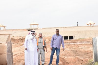بالصور.. رئيس بلدية طريف يقف ميدانياً على أعمال نظافة قنوات تصريف مياه الأمطار