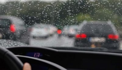 “إشعال المصابيح والمسافة الآمنة”.. إرشادات مرورية دقيقة لـ”قيادة سليمة تحت المطر”