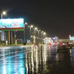 بالصور .. فرق الطوارىء في ‎بلدية طريف تتابع عملية انسيابية تصريف مياه الأمطار