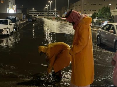 بالصور .. فرق الطوارىء في ‎بلدية طريف تتابع عملية انسيابية تصريف مياه الأمطار