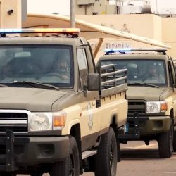 بالصور.. فرق الطوارئ في “بلدية طريف” تتابع انسيابية تصريف مياه الأمطار