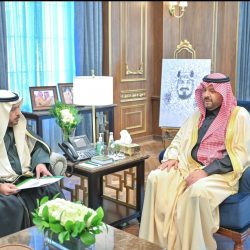 سمو الأمير فيصل بن خالد بن سلطان یكرم الدكتورة إيمان الرويلي لحصولها على درجة الدكتوراة بمعدل (4/4) ونشر بحثها عالميا