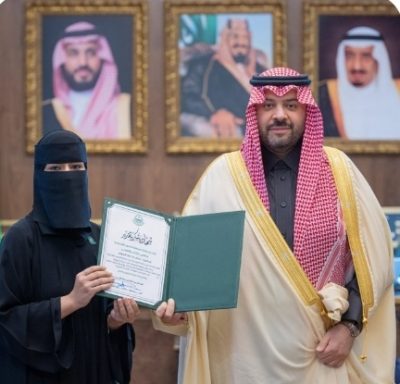 سمو الأمير فيصل بن خالد بن سلطان یكرم الدكتورة إيمان الرويلي لحصولها على درجة الدكتوراة بمعدل (4/4) ونشر بحثها عالميا