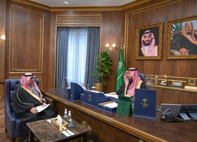 أمير الحدود الشمالية يطلع على الآلية المقترحة لعمل لجنة المسؤولية الاجتماعية في المنطقة