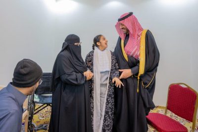سمو الأمير فيصل بن خالد بن سلطان يزور المواطن الحازمي ويطمئن على حالة أبنائه من ذوي الإعاقة