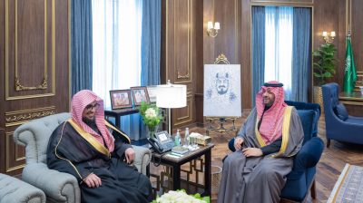 أمير الحدود الشمالية يستقبل رئيس المحكمة الإدارية بالمنطقة بمناسبة انتهاء فترة عمله