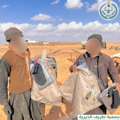 بالصور.. جمعية طريف الخيرية توزع كسوة الشتاء على رعاة الماشية ضمن مبادرة “شتانا عمل وتنمية”
