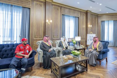 أمير الحدود الشمالية يتسلّم التقرير السنوي لفرع هيئة الهلال الأحمر بالمنطقة