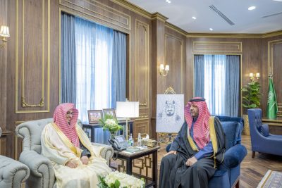 أمير الحدود الشمالية يستقبل رئيس المحكمة الإدارية بالمنطقة المكلف حديثًا