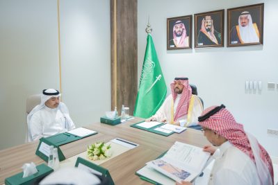 الأمير فيصل بن خالد بن سلطان يطلع على مشروع ربط حي المساعدية بحي الناصرية بمدينة عرعر