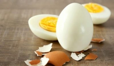 “الغذاء والدواء”: استهلكوا البيض مُباشرة بعد طهيه وهذه أقصى مدة لتركه خارج الثلاجة