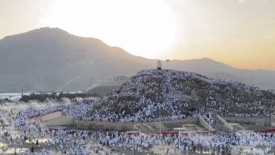 ملبّين متضرّعين وسط أجواء إيمانية يغمرها الخشوع.. ضيوف الرحمن يتوافدون إلى عرفات لأداء ركن الحج الأعظم