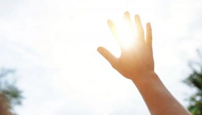 يكفيك ظلها.. “الصحة” تحذر من التعرض المباشر لأشعة الشمس