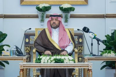 أمير الحدود الشمالية يدشن في جلسته الأسبوعية مشروعات تنموية وخدمية