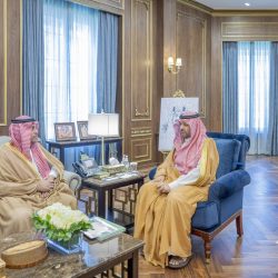 بالصور.. رئيس بلدية طريف يتابع ميدانياً أعمال سفلتة طريق ” طريف – عرعر ” وصيانة حفريات الشوارع وزراعة الأشجار