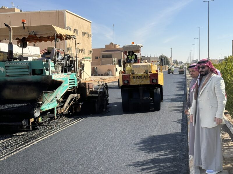 بالصور.. رئيس بلدية طريف يتابع ميدانياً أعمال سفلتة طريق الأمير سلطان بن عبدالعزيز والربط مع طريق الجامعة بمسارين