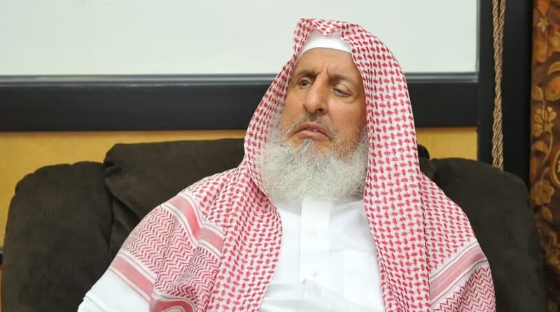 مفتي المملكة: تصوير وبثّ الصلوات على الهواء مباشرة مسألة خطيرة قد تنافي الإخلاص