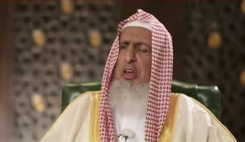 مفتي المملكة: صلاة التراويح مع الجماعة أولى من أدائها منفردًا