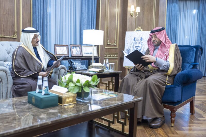 أمير الحدود الشمالية يتسلَّم التقرير السنوي لأنشطة النادي الأدبي الثقافي لعام 2025