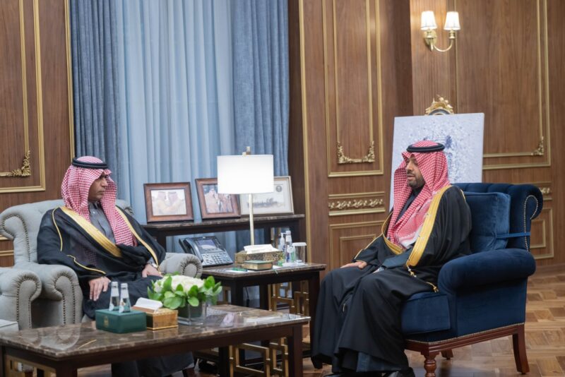الأمير فيصل بن خالد بن سلطان يقلّد مدير إدارة التحريات الإدارية رتبته الجديدة