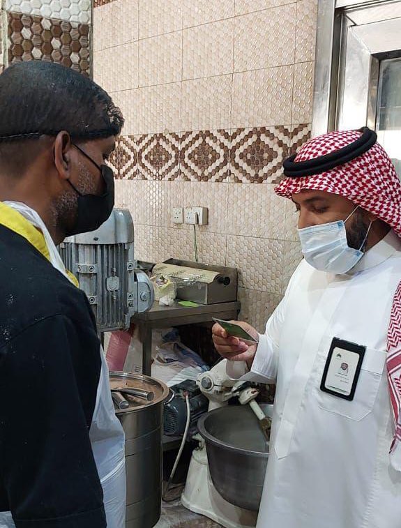 بالصور.. “بلدية طريف” تواصل جولاتها الرقابية اليومية على المطاعم والصالونات والمحال التجارية