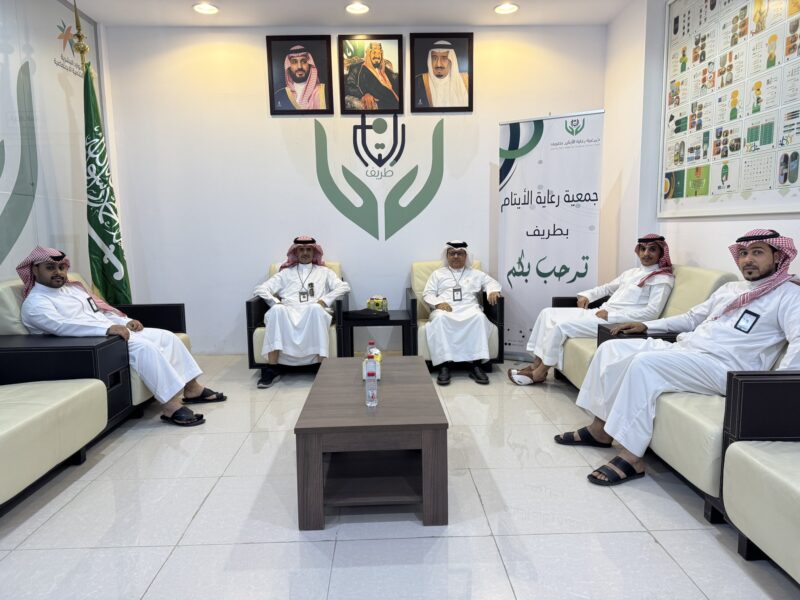 بالصور.. المدير التنفيذي لجمعية رعاية الأيتام بطريف يلتقي مدير بنك التنمية الاجتماعية بمنطقة الحدود الشمالية
