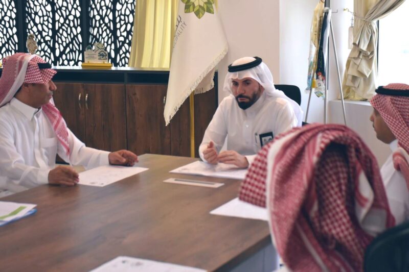 بالصور.. رئيس بلدية طريف يعقد اجتماع مع إدارة الشؤون الفنية بالبلدية ومقاول مشروع أعمال السفلتة